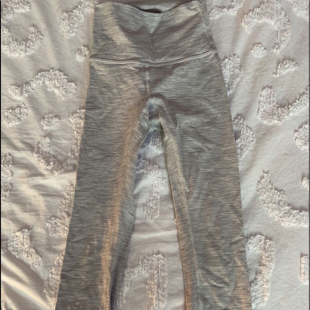 WHITE LULULEMON LEGGINGS
